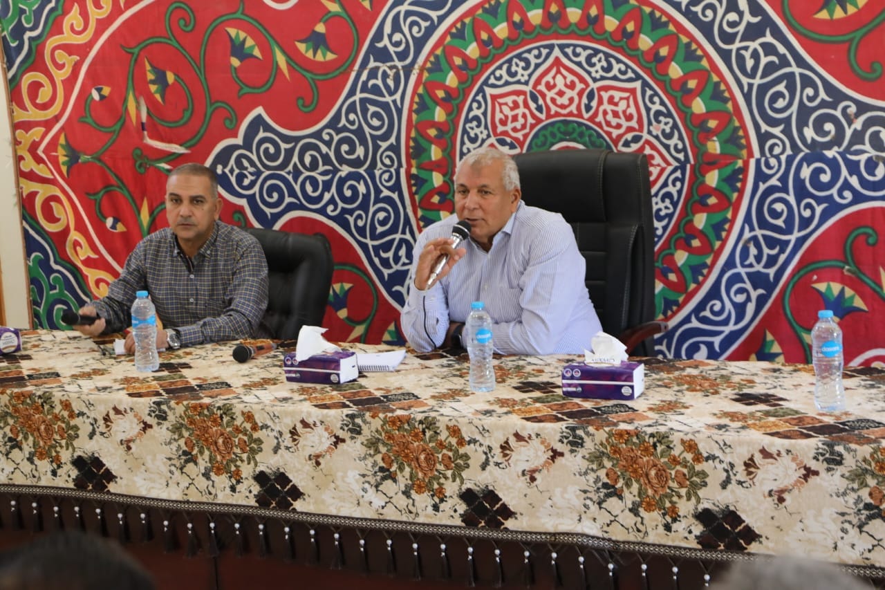 محافظ الوادي الجديد يعقدُ لقاءً جماهيريًا مع أهالي 