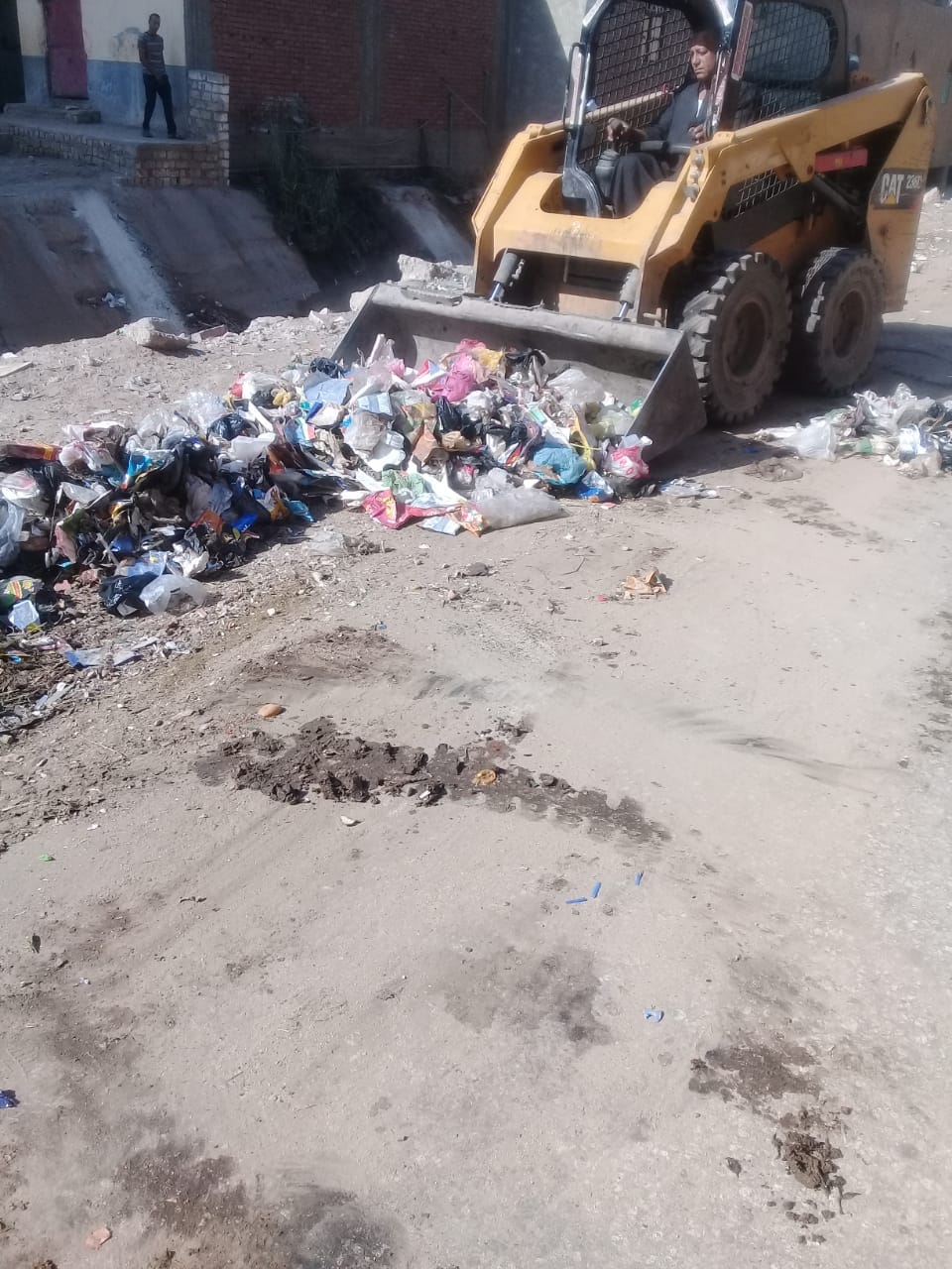 حملة مكبرة لرفع المخلفات وضبط الشارع شملت الحملة شوارع مدينة ديروط