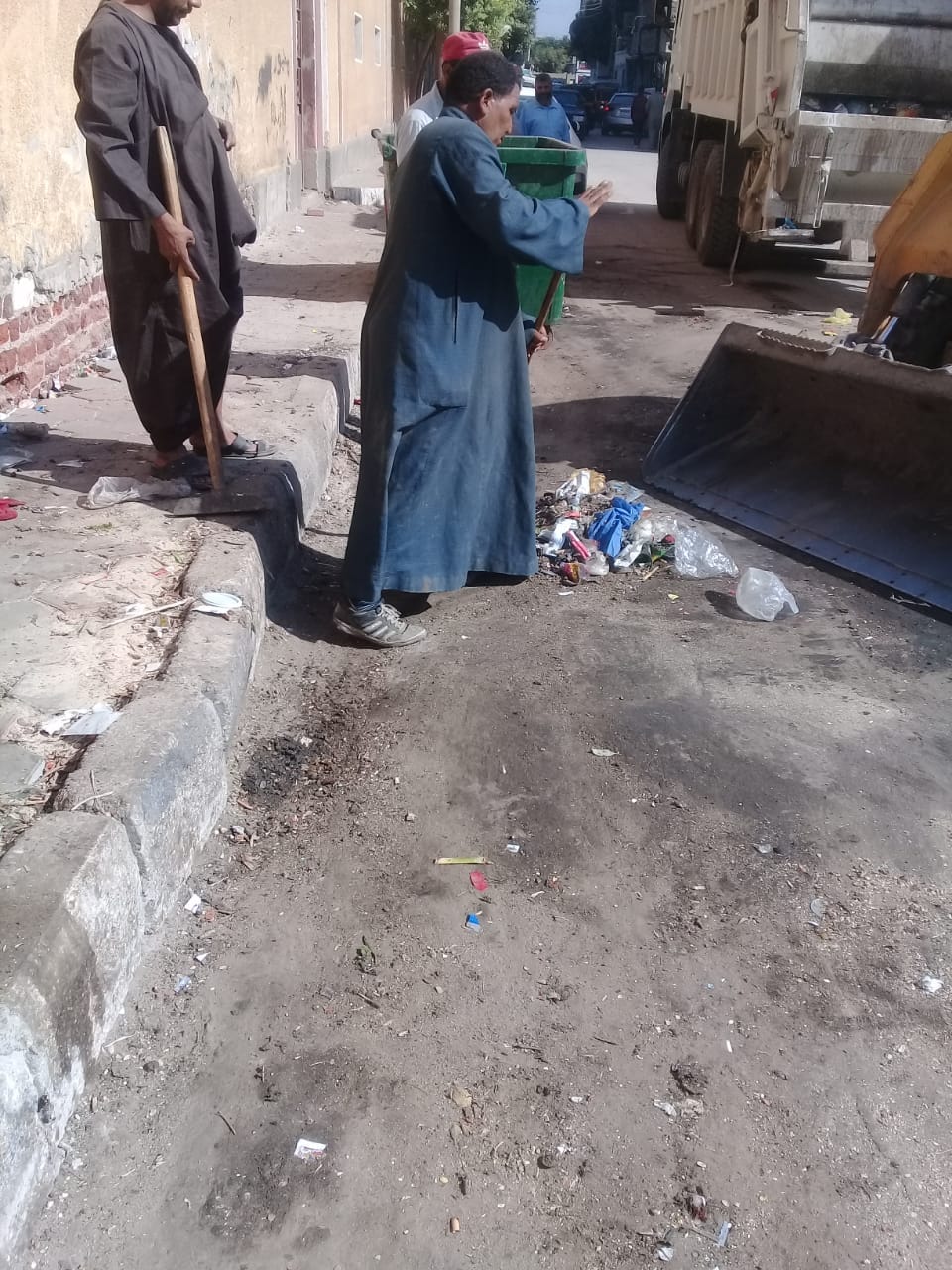 حملة مكبرة لرفع المخلفات وضبط الشارع شملت الحملة شوارع مدينة ديروط