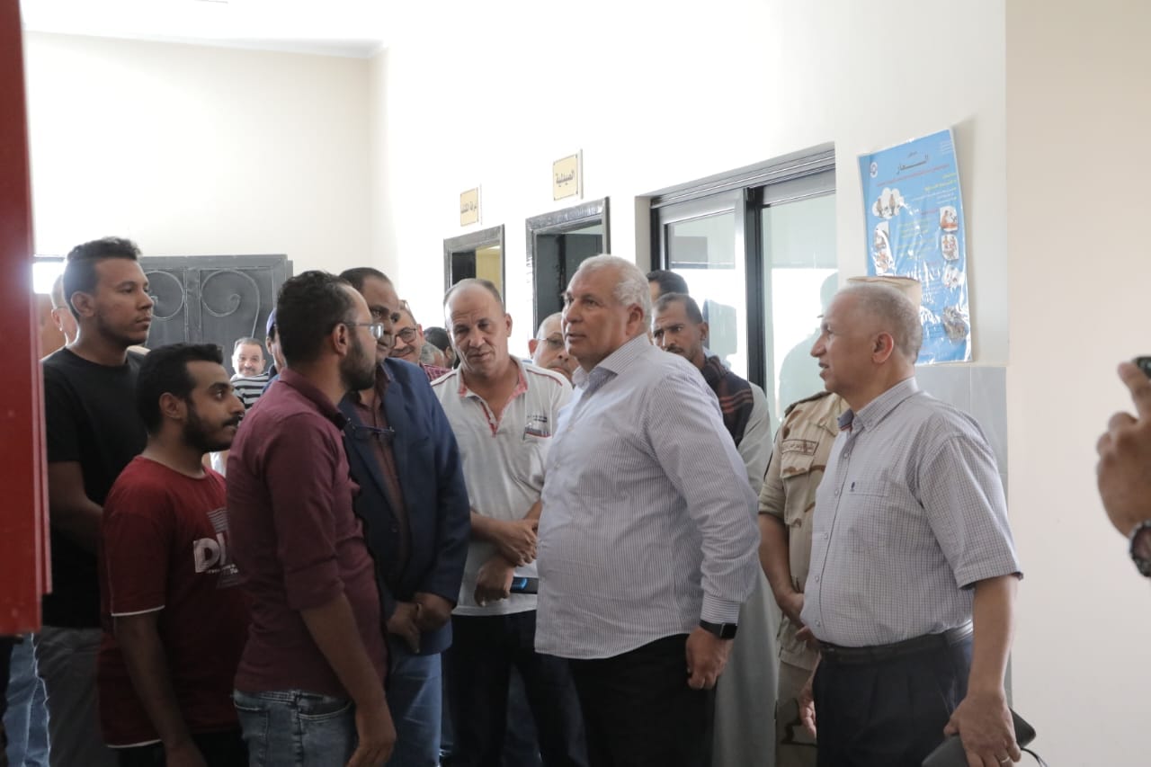 محافظ الوادي الجديد يتفقّد مشروعات 