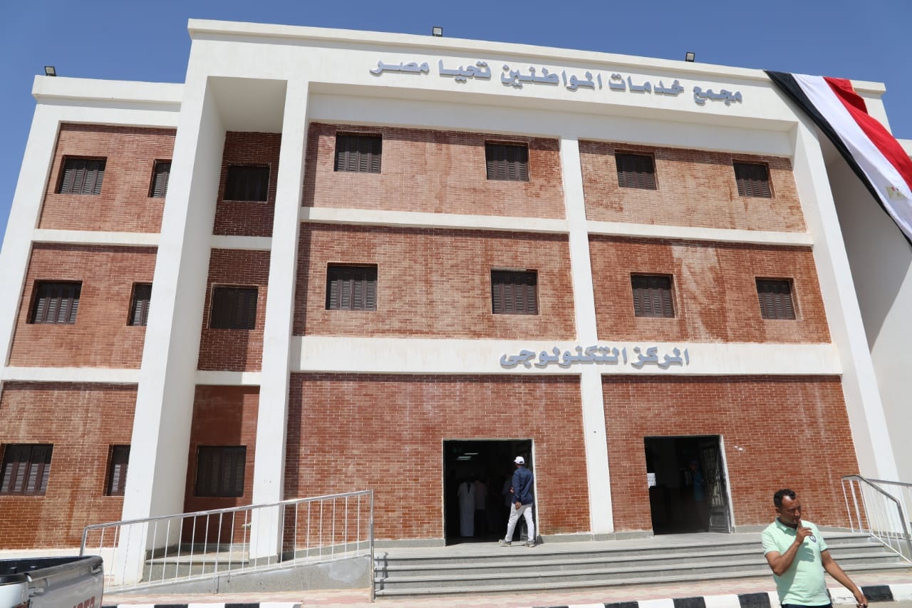 محافظ الوادي الجديد يتفقّد مشروعات 