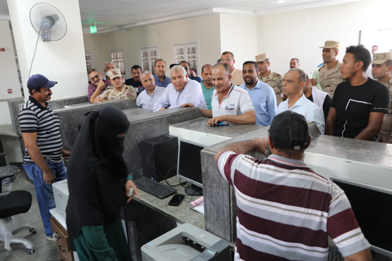 محافظ الوادي الجديد يتفقّد مشروعات 