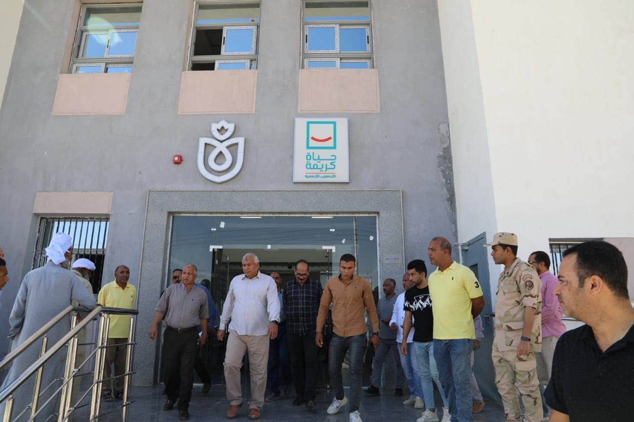 محافظ الوادي الجديد يتفقّد مشروعات 