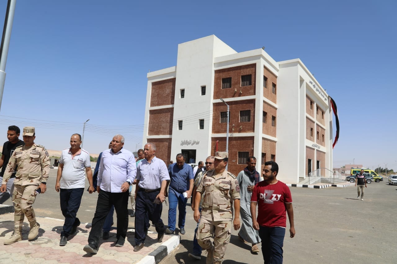 محافظ الوادي الجديد يتفقّد مشروعات 