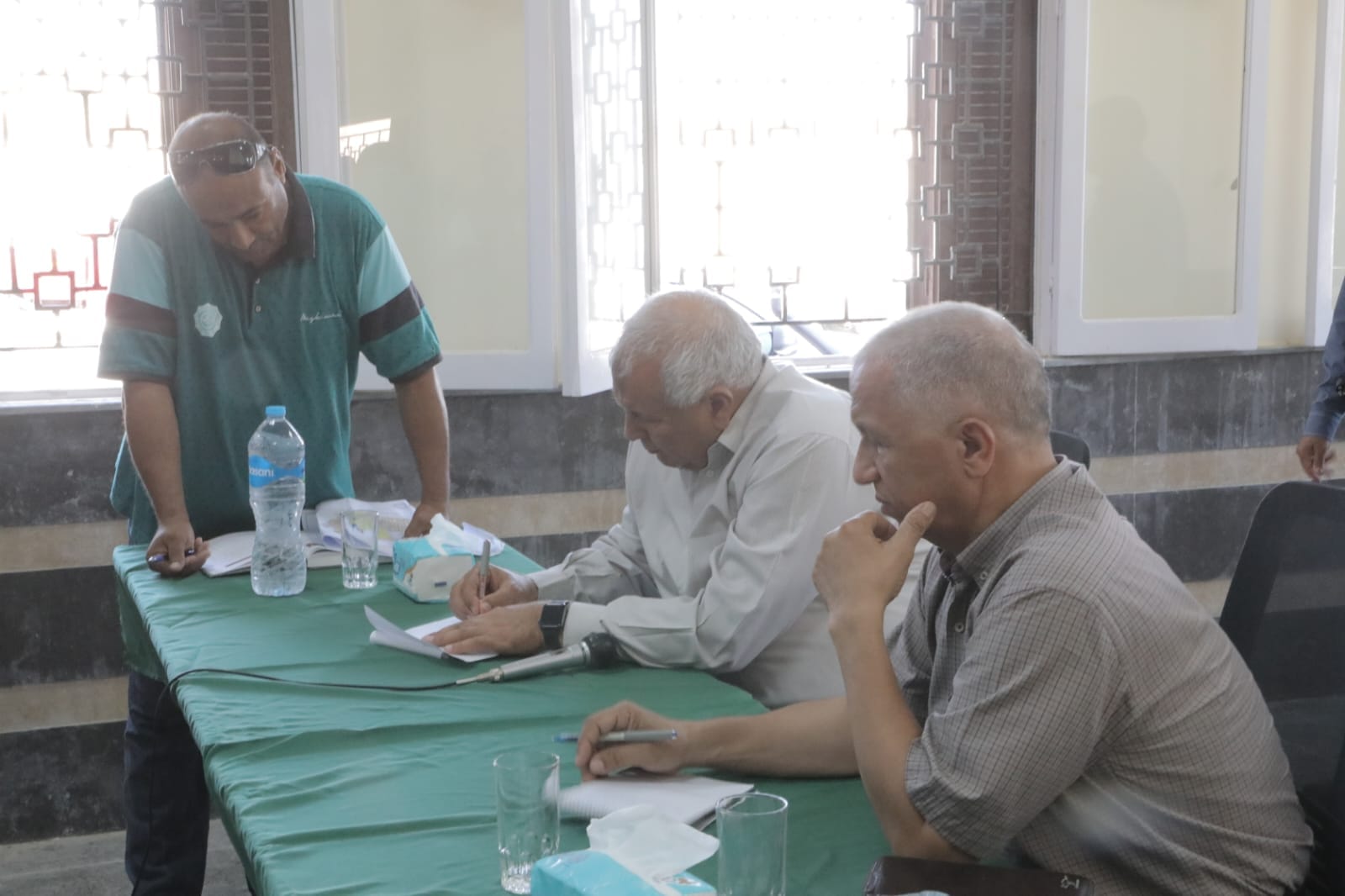 محافظ الوادي الجدي يواصل اللقاءات الجماهيرية مع أهالي 