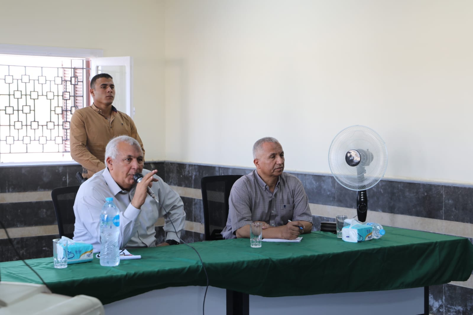 محافظ الوادي الجدي يواصل اللقاءات الجماهيرية مع أهالي 