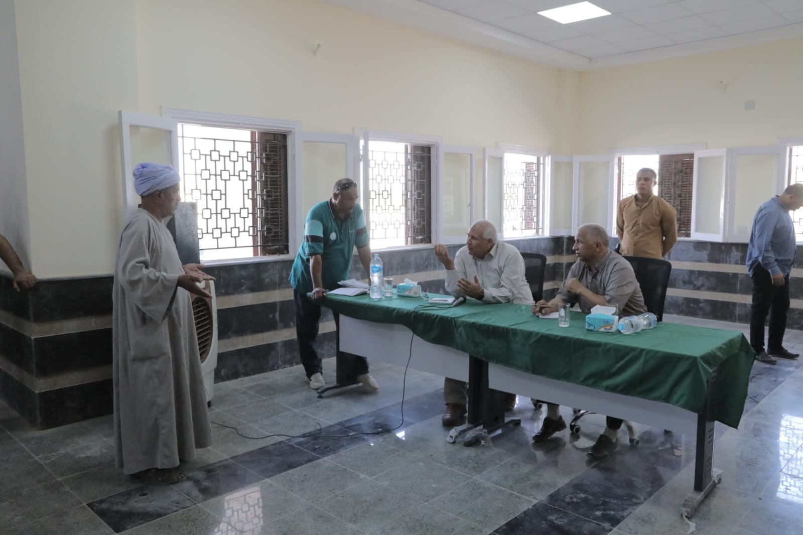 محافظ الوادي الجدي يواصل اللقاءات الجماهيرية مع أهالي 