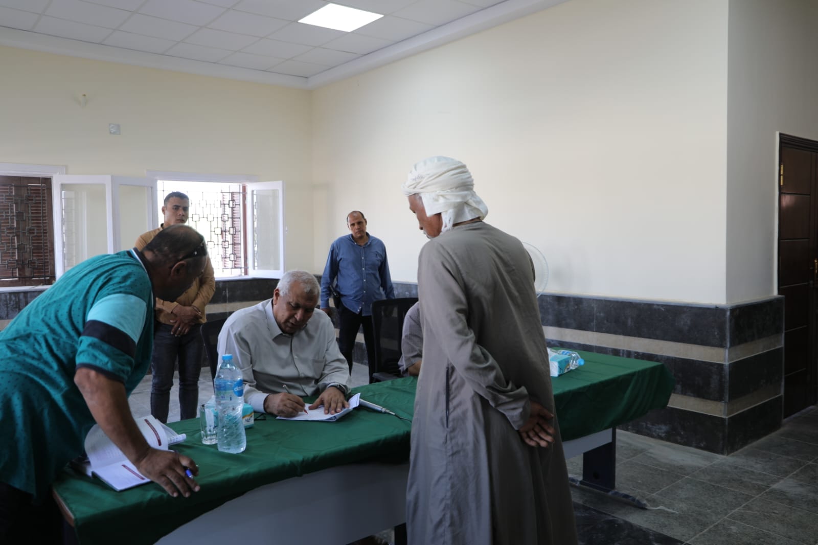 محافظ الوادي الجدي يواصل اللقاءات الجماهيرية مع أهالي 