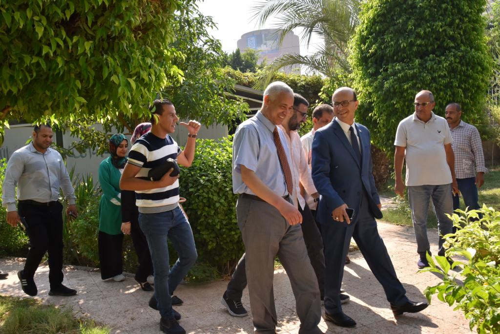 رئيس جامعة أسيوط يجري جولة تفقدية لنادي الجامعة لمتابعة أعمال التطوير