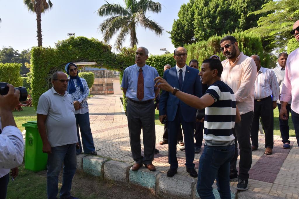 رئيس جامعة أسيوط يجري جولة تفقدية لنادي الجامعة لمتابعة أعمال التطوير