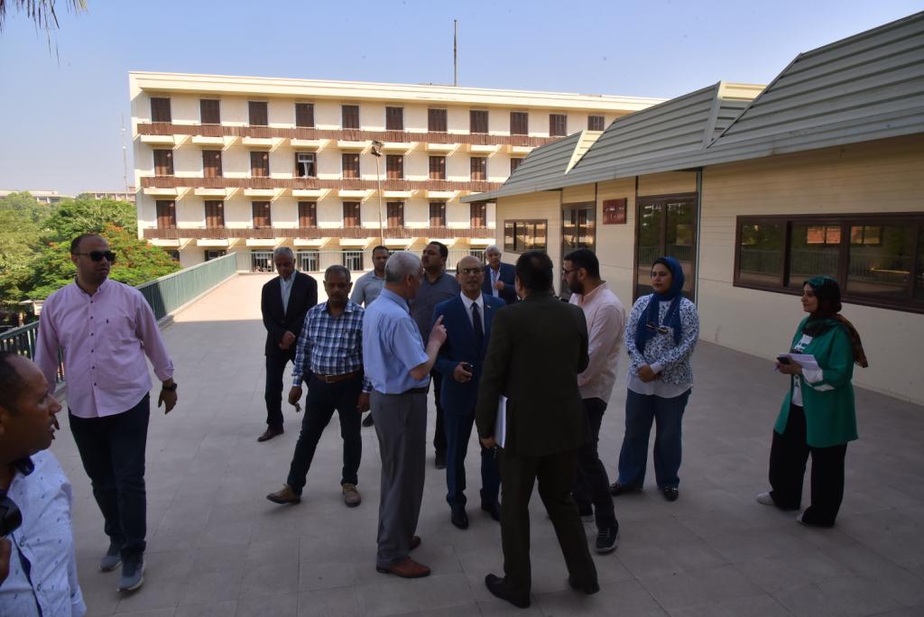 رئيس جلمعة اسيوط يخصص قاعة المعارض لطلاب كلية الفنون الجميلة بجامعة أسيوط