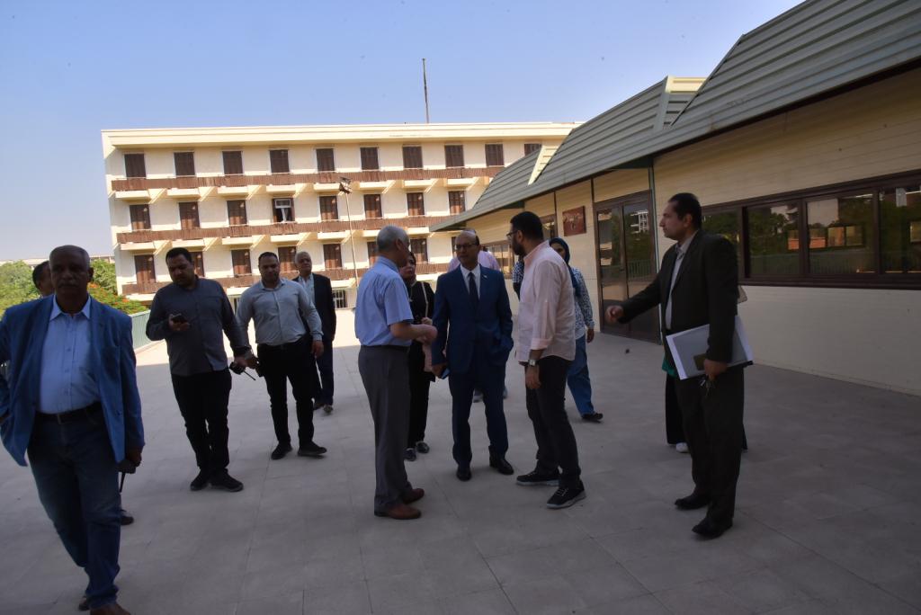 رئيس جلمعة اسيوط يخصص قاعة المعارض لطلاب كلية الفنون الجميلة بجامعة أسيوط