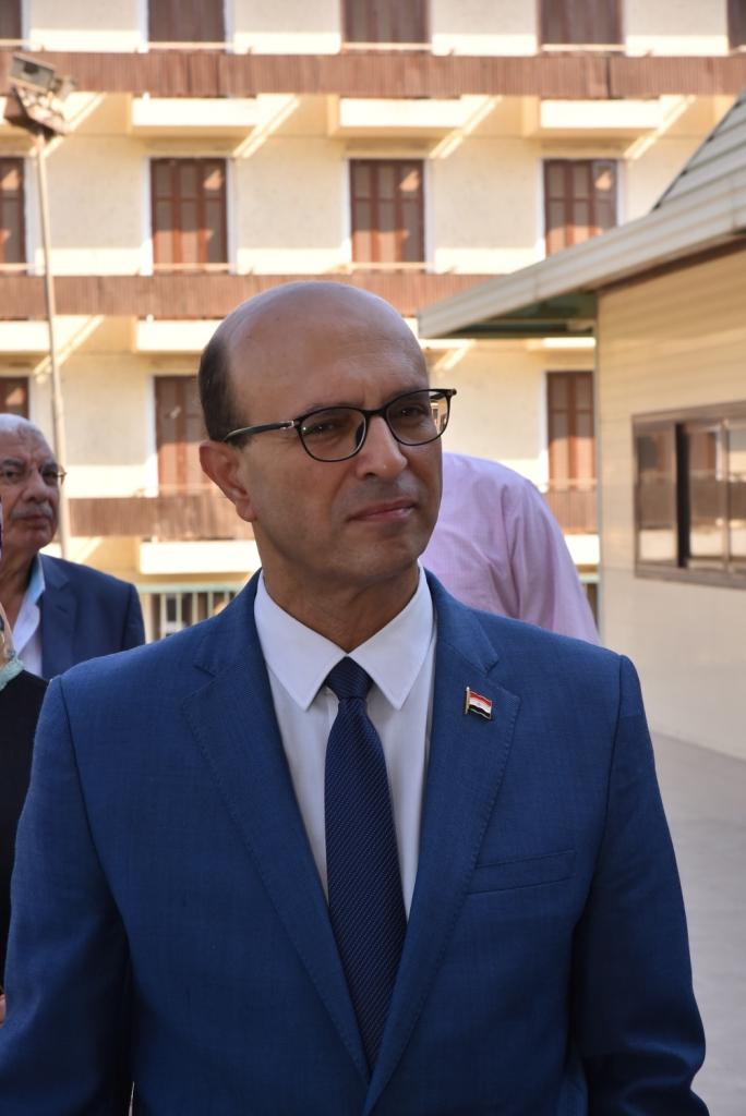 رئيس جلمعة اسيوط يخصص قاعة المعارض لطلاب كلية الفنون الجميلة بجامعة أسيوط