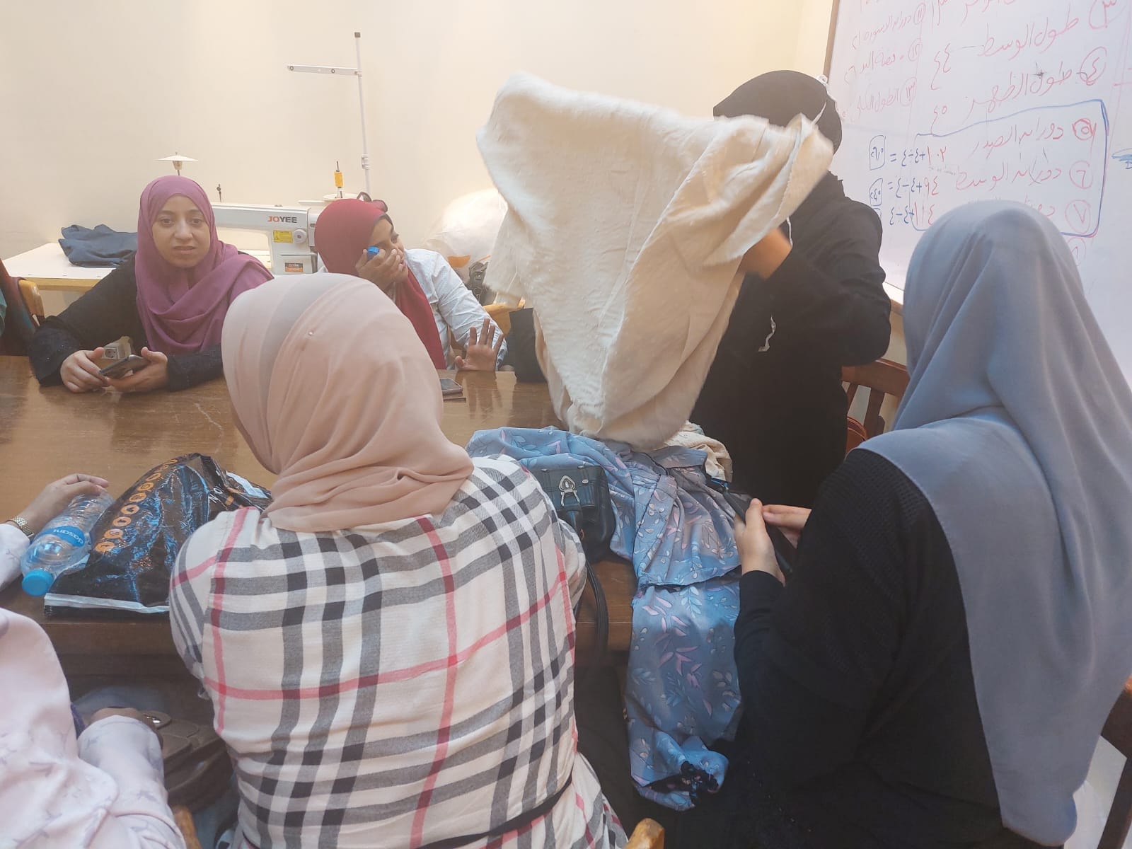 ورش التفصيل والخياطة تواصل فعالياتها بقصر ثقافة أسيوط 