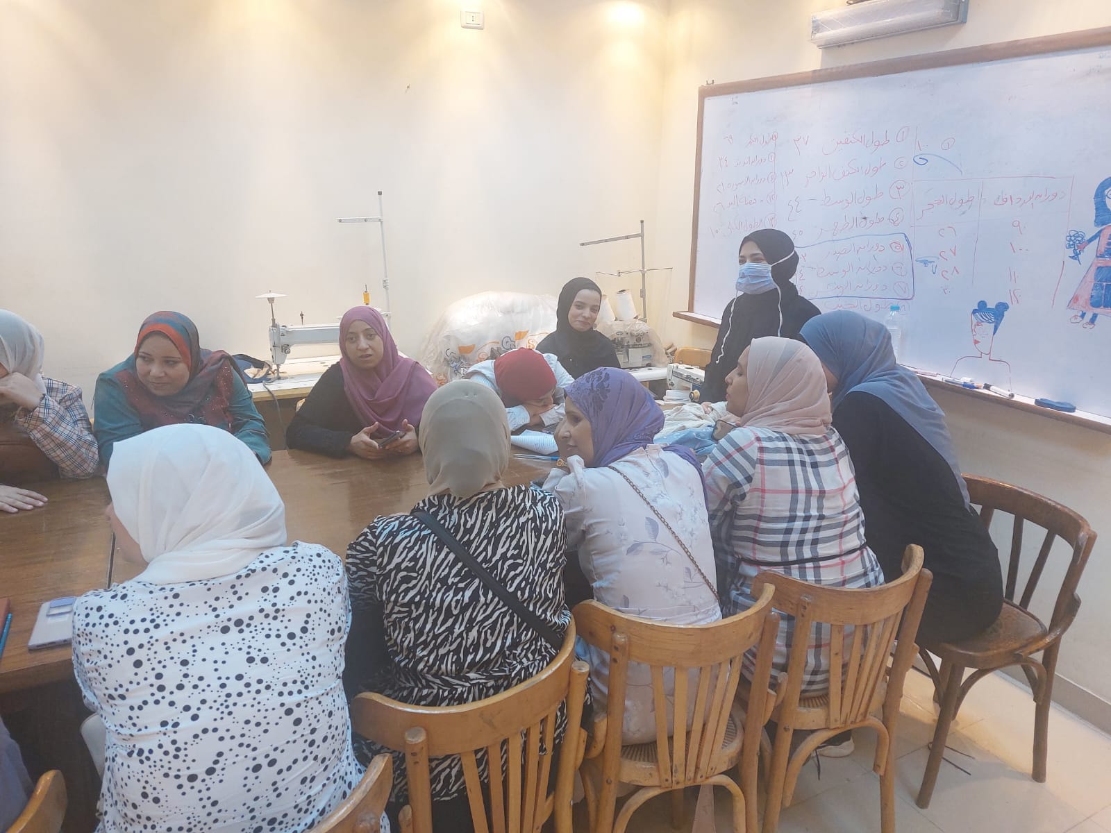 ورش التفصيل والخياطة تواصل فعالياتها بقصر ثقافة أسيوط 