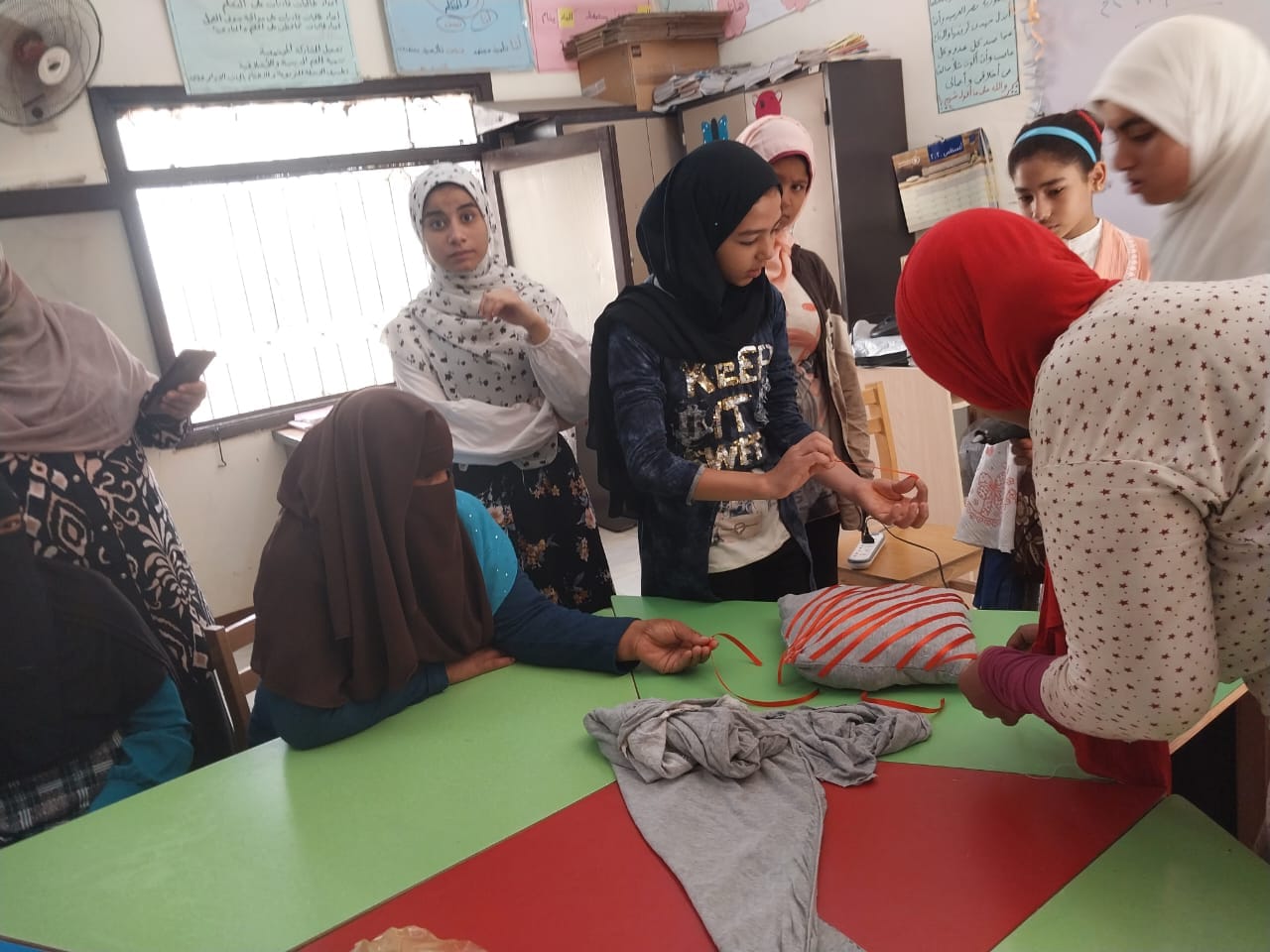 قصر ثقافة الغنايم يقدم ورشة إعادة تدوير خامات البيئة بمدرسة الفصل الواحد بالمشايعة