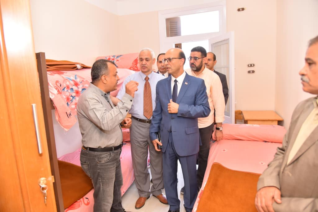 رئيس جامعة أسيوط يتفقد أعمال تطوير وصيانة المدن الجامعية وجناح لذوي الهمم