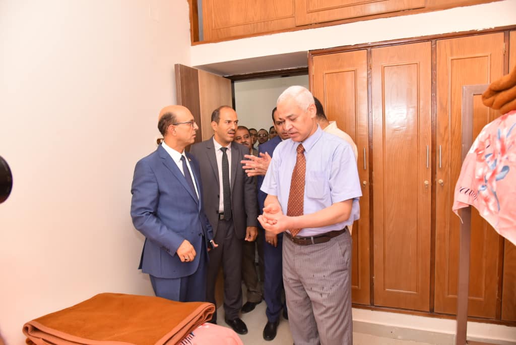 رئيس جامعة أسيوط يتفقد أعمال تطوير وصيانة المدن الجامعية وجناح لذوي الهمم