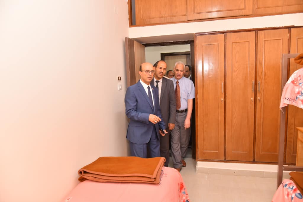 رئيس جامعة أسيوط يتفقد أعمال تطوير وصيانة المدن الجامعية وجناح لذوي الهمم