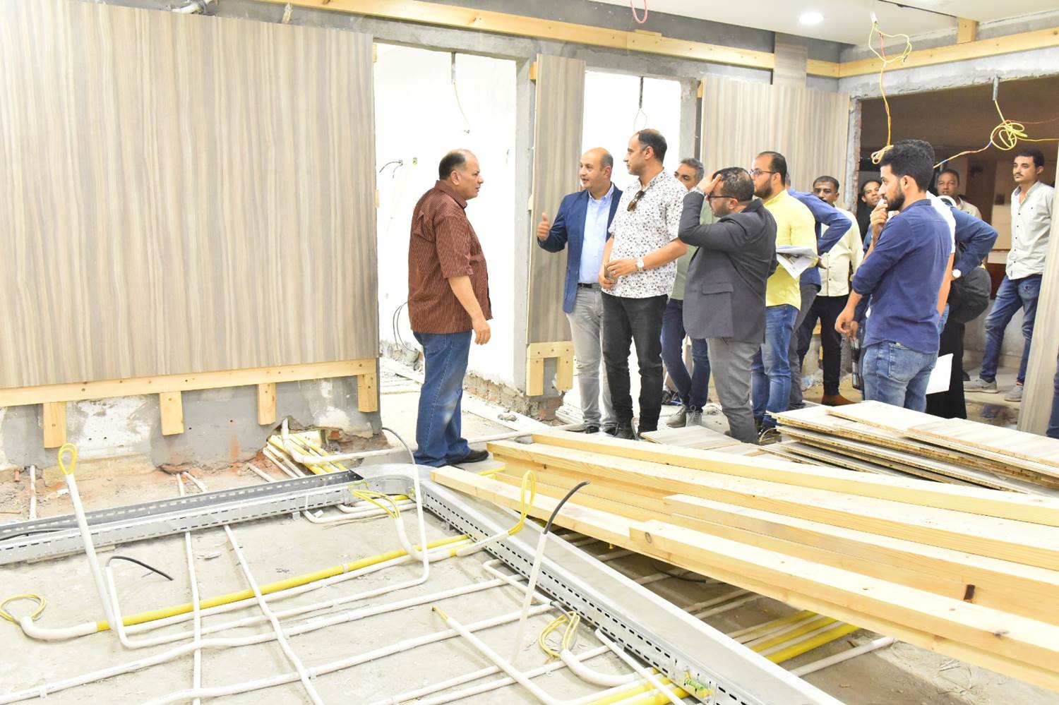 محافظ أسيوط: يتابع الأعمال الإنشائية بمركز السيطرة الموحد للشبكة الوطنية للطوارئ