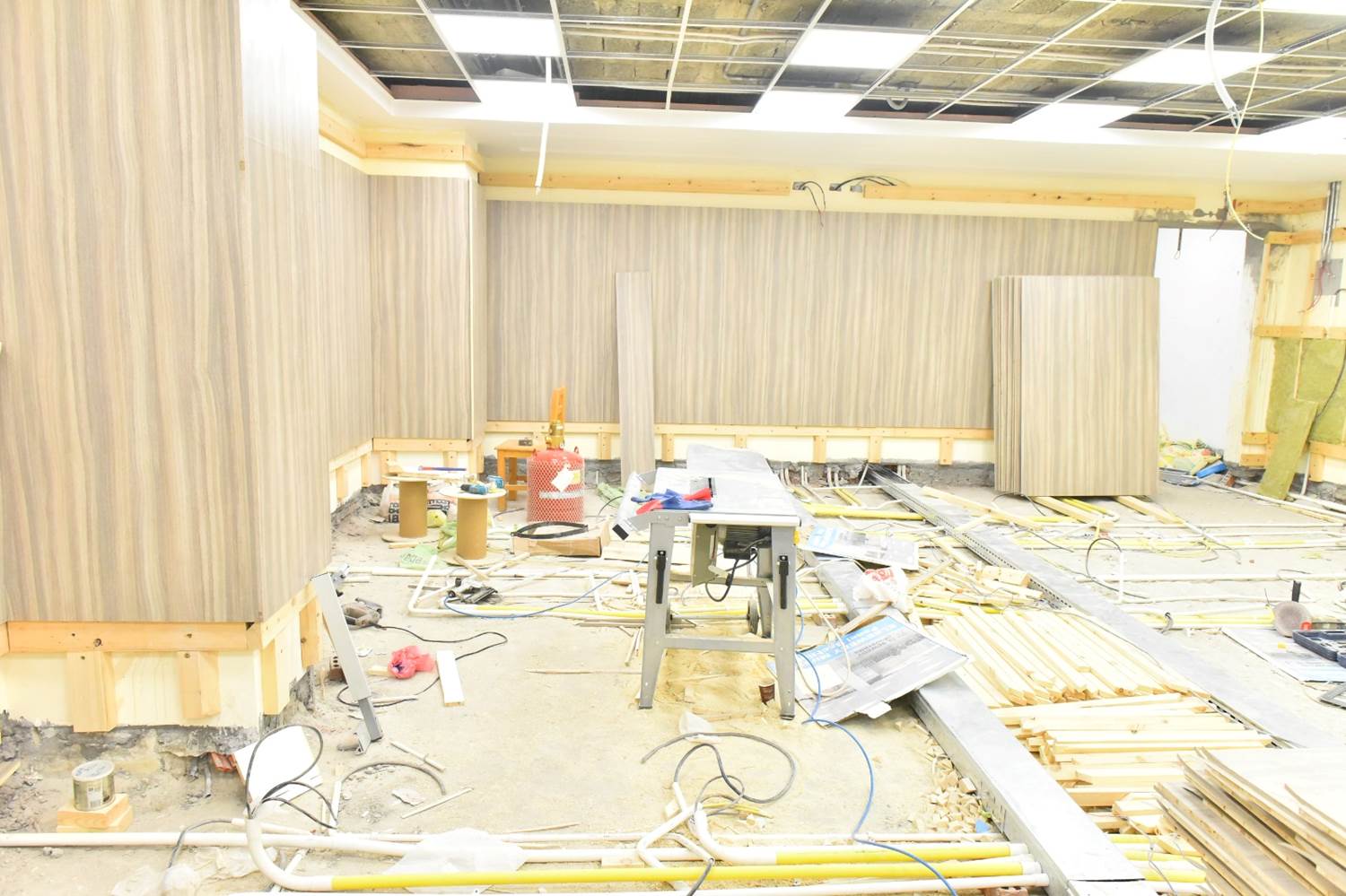 محافظ أسيوط: يتابع الأعمال الإنشائية بمركز السيطرة الموحد للشبكة الوطنية للطوارئ