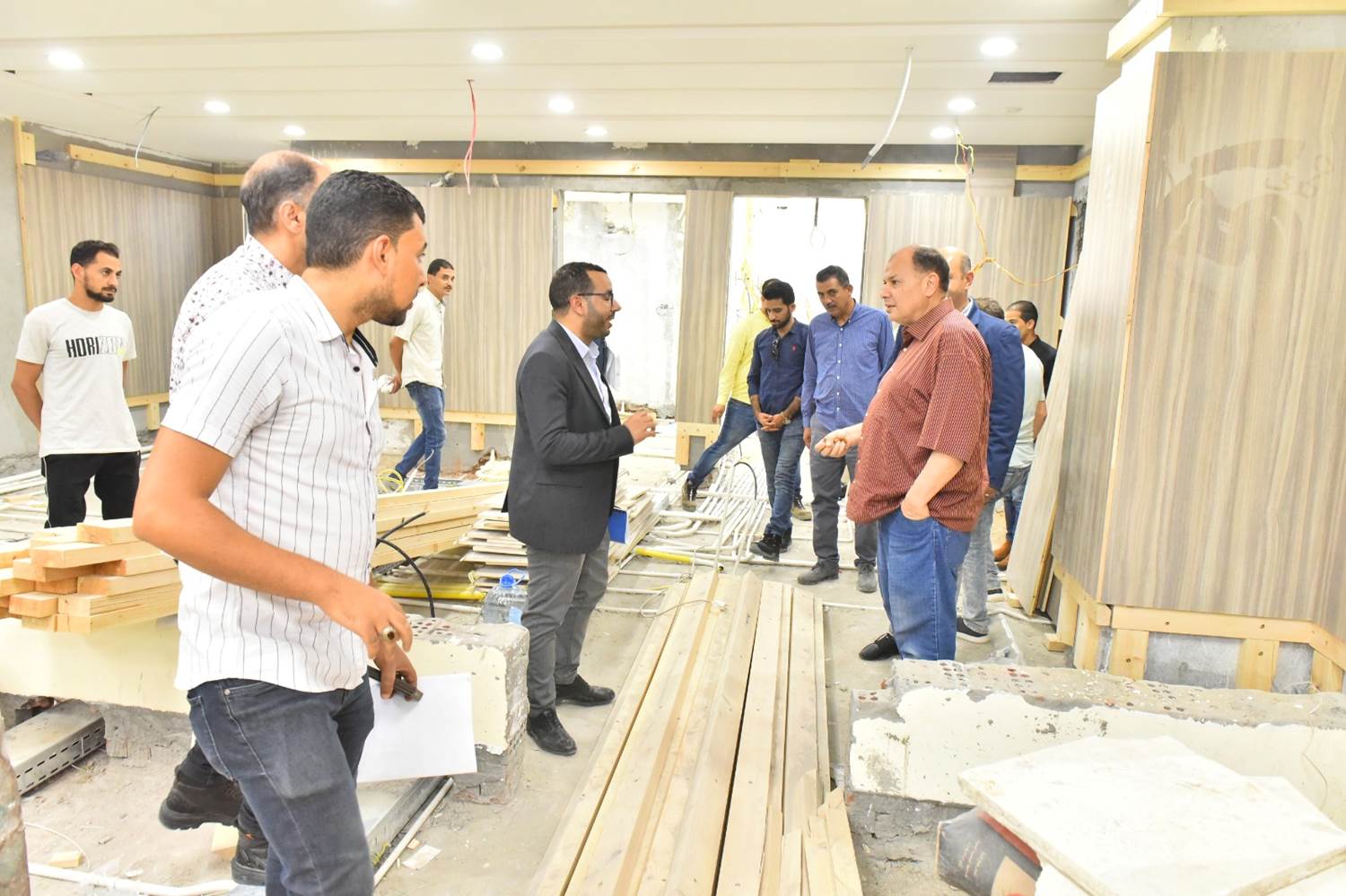 محافظ أسيوط: يتابع الأعمال الإنشائية بمركز السيطرة الموحد للشبكة الوطنية للطوارئ