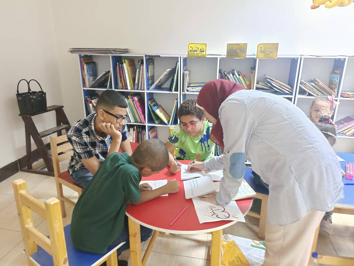 ﻣﻜﺘﺒﺔ ﻣﺼﺮ اﻟﻌﺎﻣﻪ فرع أﺳﻴﻮط تنظم ورشة تعليم الخط العربي للاطفال