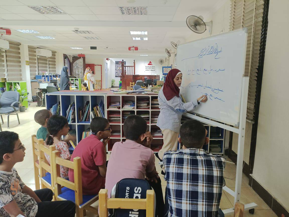 ﻣﻜﺘﺒﺔ ﻣﺼﺮ اﻟﻌﺎﻣﻪ فرع أﺳﻴﻮط تنظم ورشة تعليم الخط العربي للاطفال