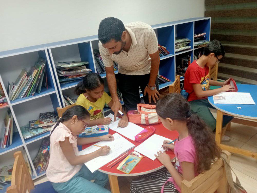 ﻣﻜﺘﺒﺔ ﻣﺼﺮ اﻟﻌﺎﻣﻪ أﺳﻴﻮط تنظم ورش تعليم الرسم للاطفال