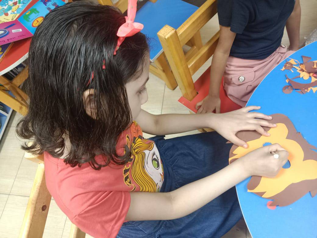 ورشة عمل اشغال فنية للاطفال في ﻣﻜﺘﺒﺔ ﻣﺼﺮ اﻟﻌﺎﻣﻪ أﺳﻴﻮط