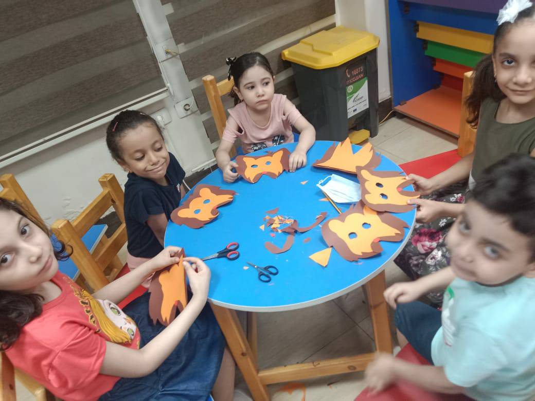 ورشة عمل اشغال فنية للاطفال في ﻣﻜﺘﺒﺔ ﻣﺼﺮ اﻟﻌﺎﻣﻪ أﺳﻴﻮط
