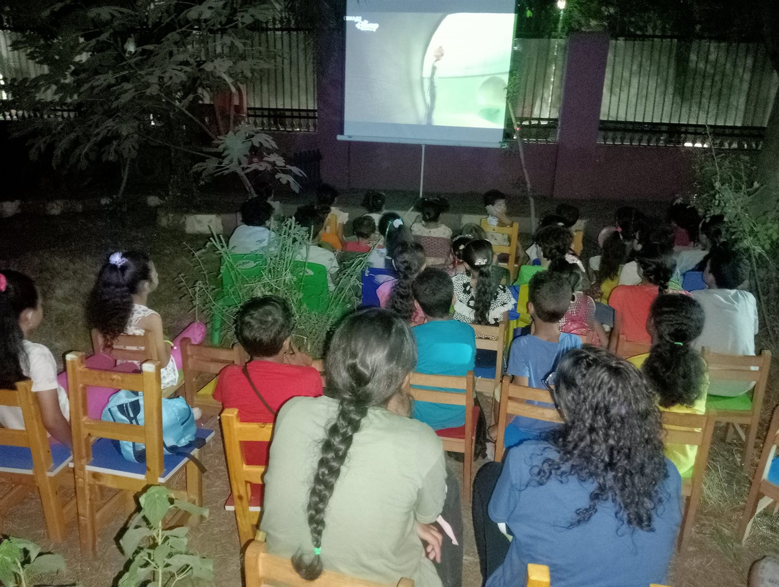 الاطفال فى مكتبة مصر العامة اسيوط تستمع بعروض�السينما