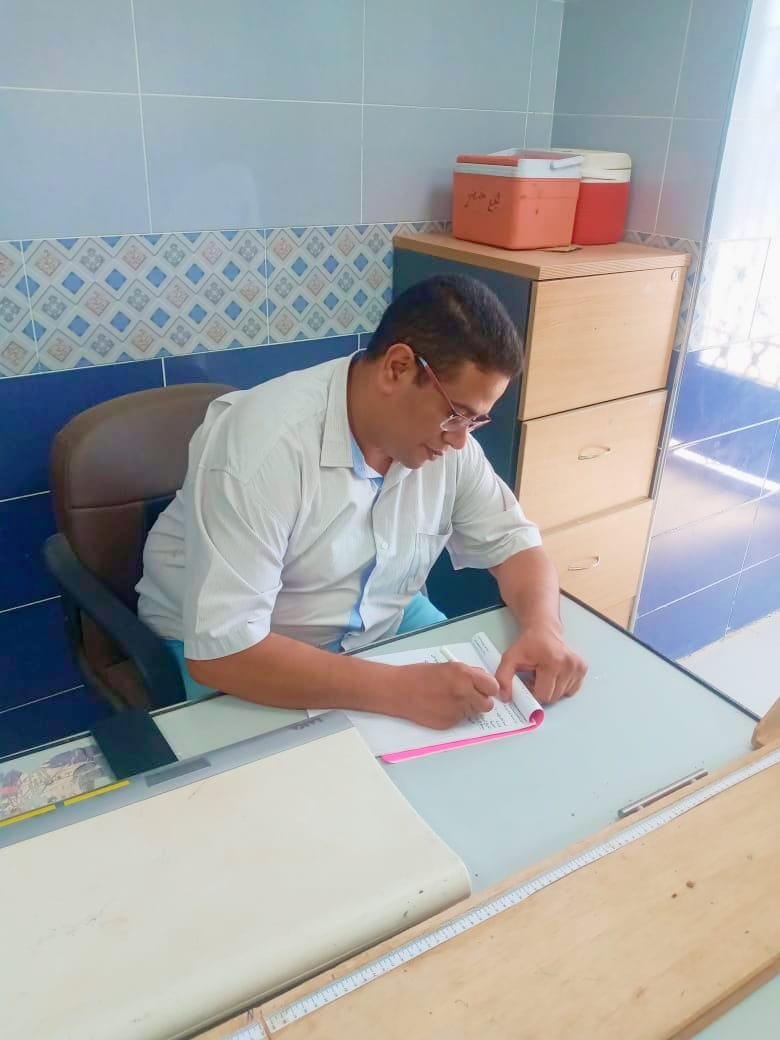 فريق الوقائي بالإدارة الصحية بديروط  يقوموا بزيارة الوحدتين الصحية بالمناشى ونجع خضر