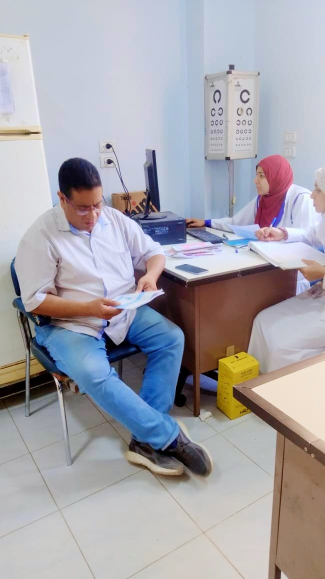 فريق الوقائي بالإدارة الصحية بديروط  يقوموا بزيارة الوحدتين الصحية بالمناشى ونجع خضر