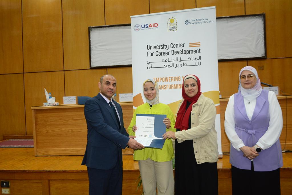 المركز الجامعي للتطوير المهني بأسيوط يكرم الطلاب الذين اجتازوا دورة اللغة الإنجليزية