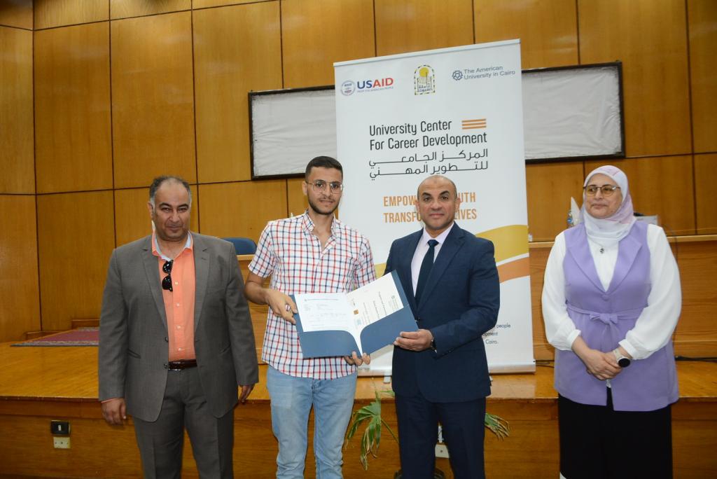 المركز الجامعي للتطوير المهني بأسيوط يكرم الطلاب الذين اجتازوا دورة اللغة الإنجليزية