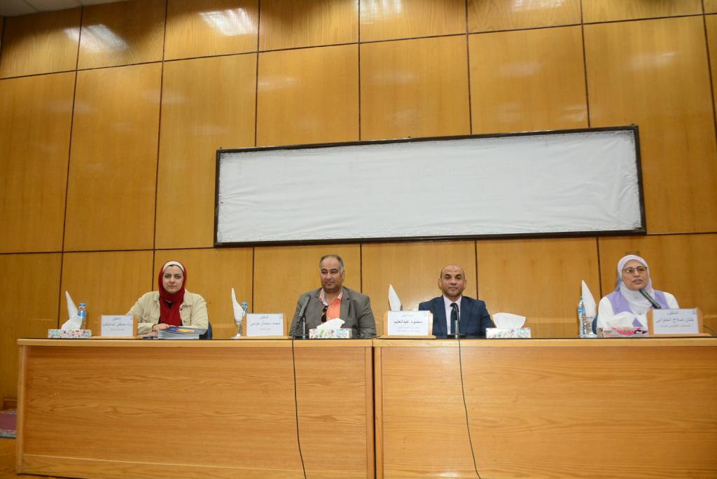 المركز الجامعي للتطوير المهني بأسيوط يكرم الطلاب الذين اجتازوا دورة اللغة الإنجليزية