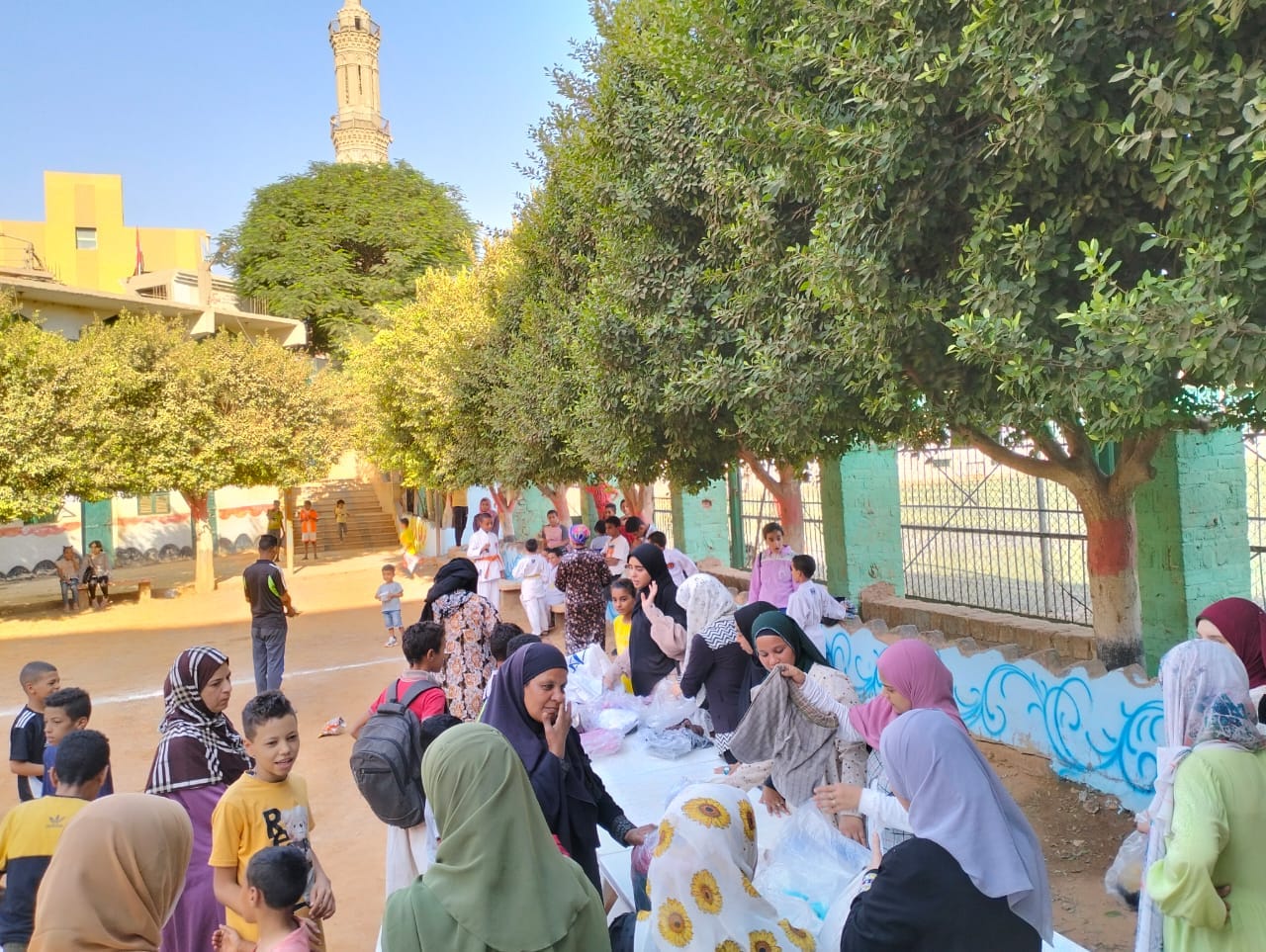 شباب ورياضة أسيوط تنفذ مبادرة �يوم الخير� لتوزيع الزى و الأدوات المدرسية