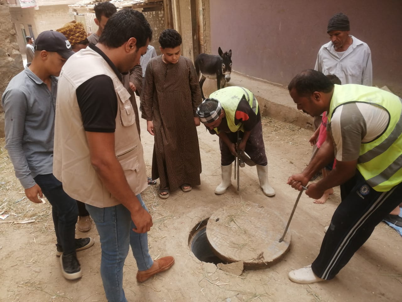 استطلاع راى العملاء بمراكز خدمة العملاء وحملة طرق ابواب بمركز منفلوط