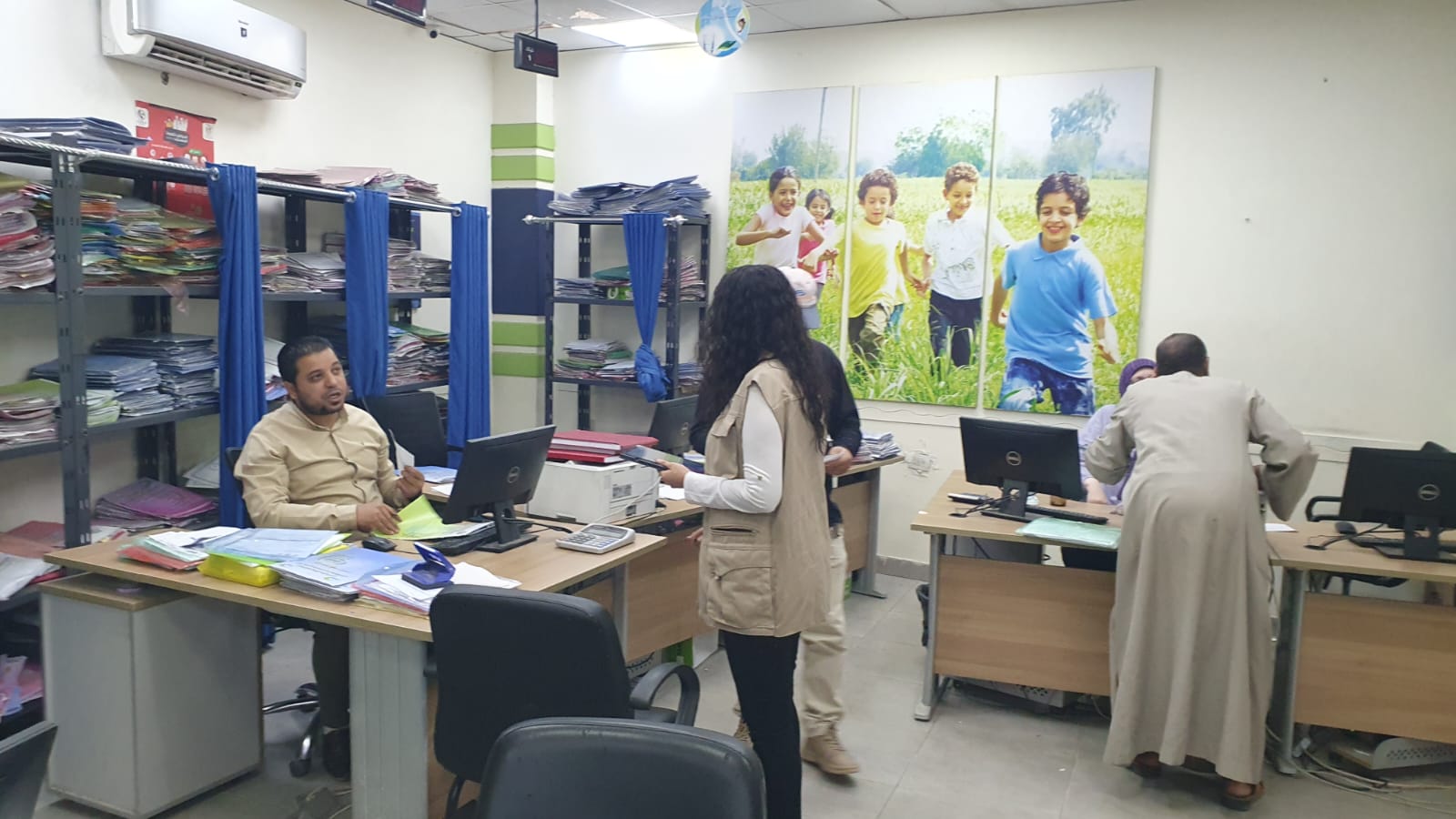 استطلاع راى العملاء بمراكز خدمة العملاء وحملة طرق ابواب بمركز منفلوط