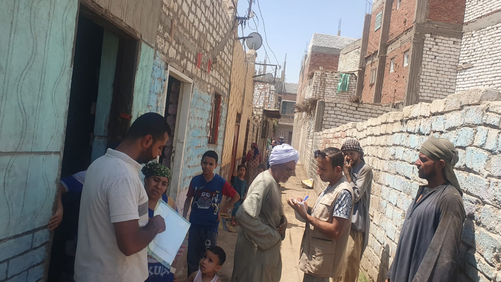استطلاع راى العملاء بمراكز خدمة العملاء وحملة طرق ابواب بمركز منفلوط