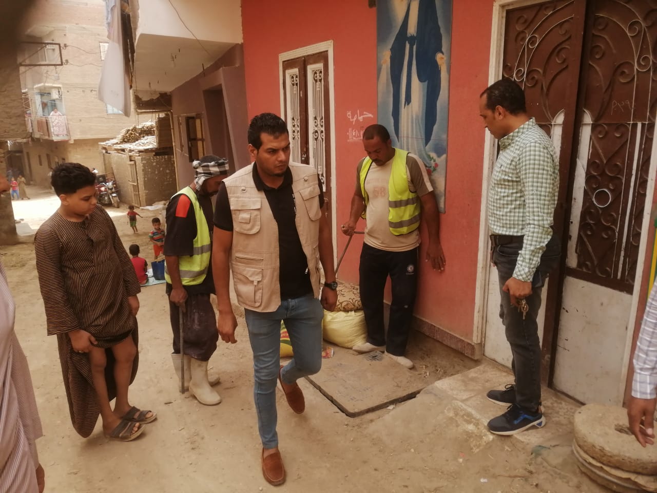 استطلاع راى العملاء بمراكز خدمة العملاء وحملة طرق ابواب بمركز منفلوط