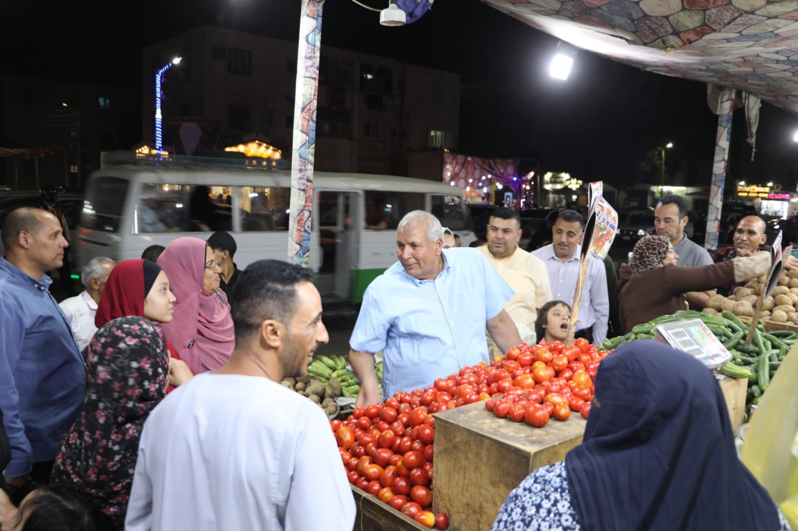 محافظ الوادي الجديد يتفقّد معارض المستلزمات المدرسية بالخارجة 