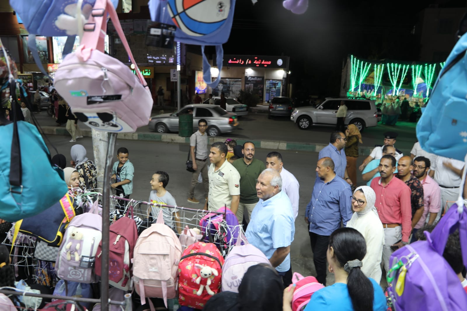 محافظ الوادي الجديد يتفقّد معارض المستلزمات المدرسية بالخارجة 