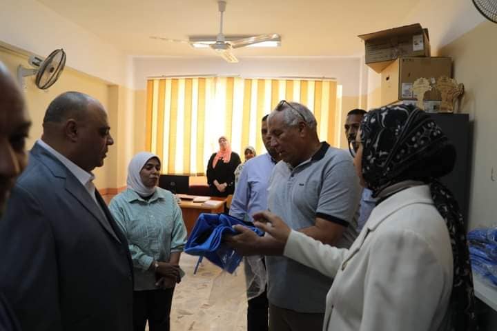 محافظ الوادي الجديد يطمئن على جاهزية مدارس الخارجة للعام الدراسي الجديد 