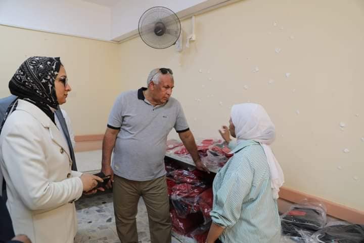 محافظ الوادي الجديد يطمئن على جاهزية مدارس الخارجة للعام الدراسي الجديد 