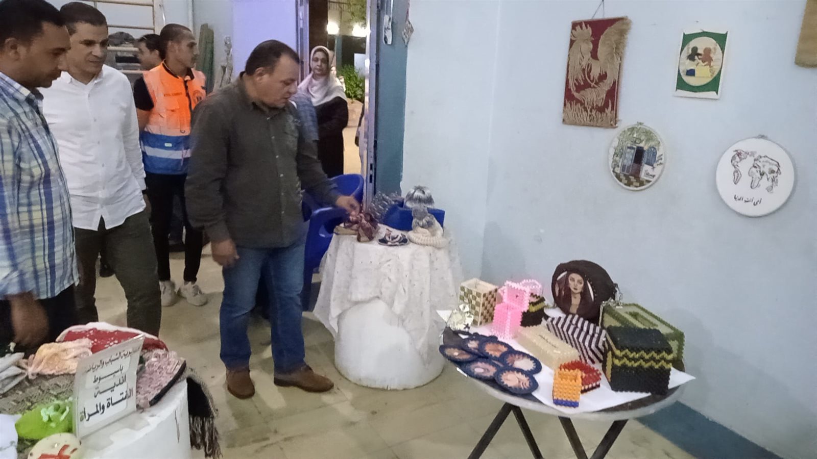 وكيل وزارة الشباب والرياضه باسيوط يتفقد معرض الفنون التشكيلية والاشغال اليدوية