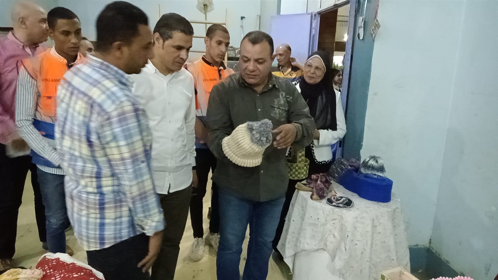 وكيل وزارة الشباب والرياضه باسيوط يتفقد معرض الفنون التشكيلية والاشغال اليدوية