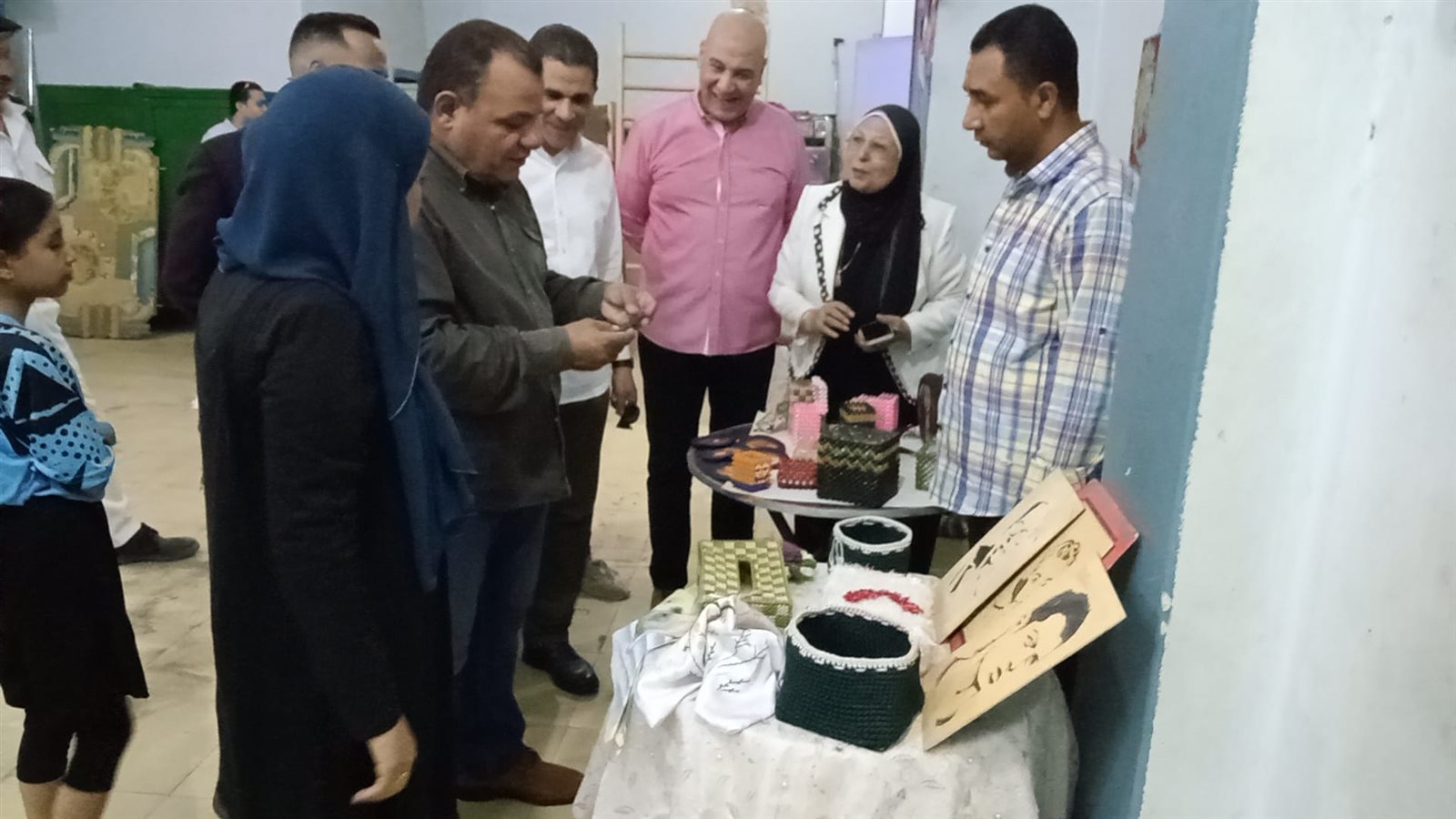وكيل وزارة الشباب والرياضه باسيوط يتفقد معرض الفنون التشكيلية والاشغال اليدوية