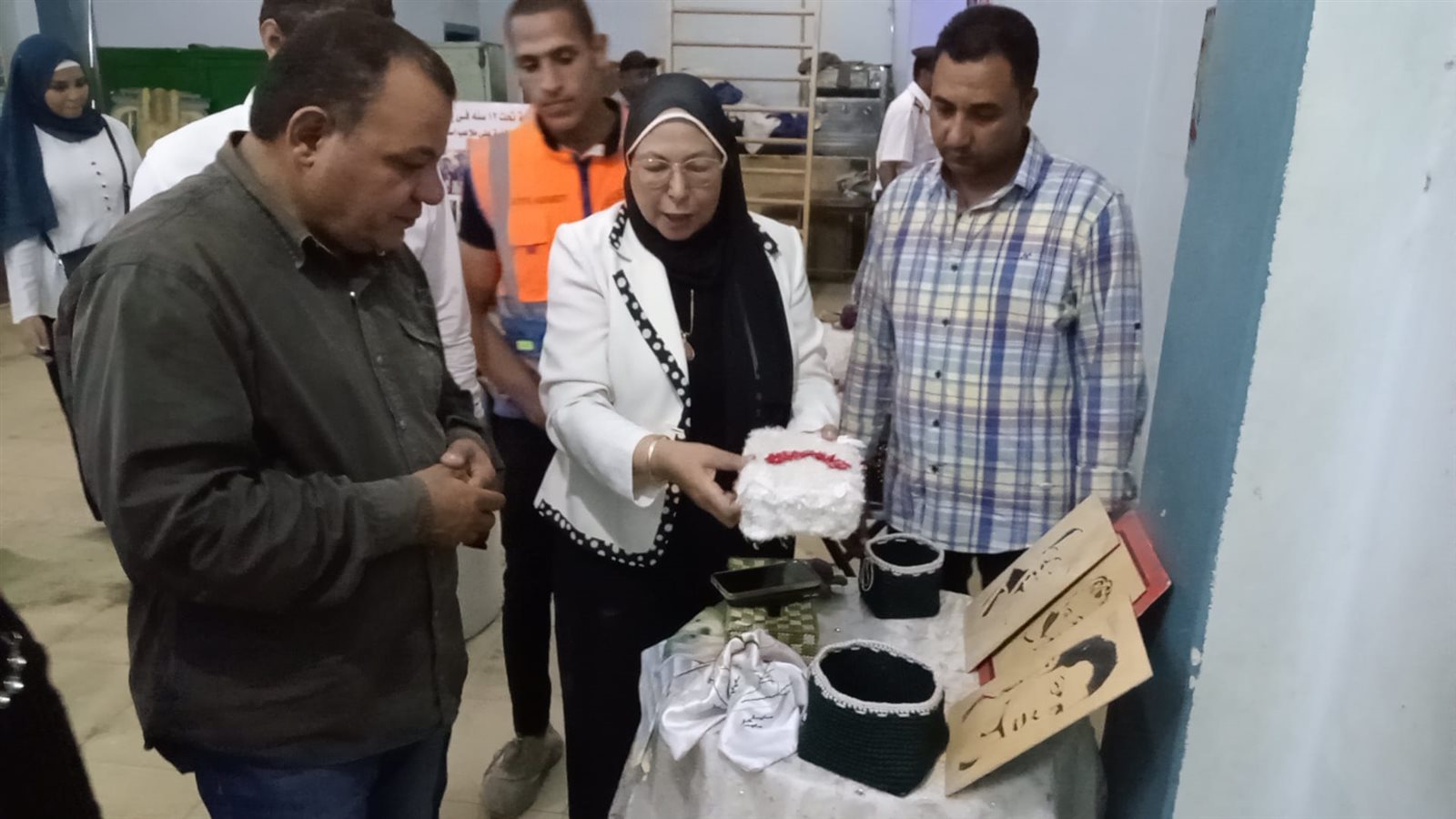 وكيل وزارة الشباب والرياضه باسيوط يتفقد معرض الفنون التشكيلية والاشغال اليدوية